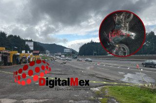 La motocicleta quedó tendida sobre el asfalto tras el accidente en la carretera México-Toluca