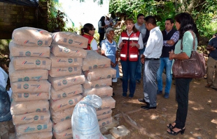 Entregan secretarias apoyos a habitantes afectados por el sismo