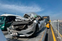  La policía utilizó grúas para remolcar los vehículos y restablecer la circulación.