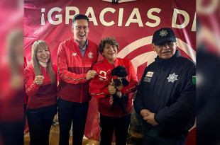 Durante el partido final de la Liga Mx jugado en el Estadio Nemesio Diez, la Mandataria estatal visitó el módulo de adopciones de la Comisión Estatal de Parques Naturales y de la Fauna (Cepanaf).