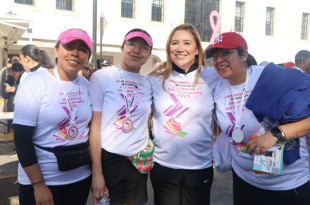 Ana Muñiz con participantes de la Carrera de San Crispín en San Mateo Atenco