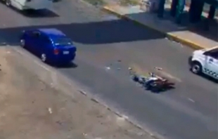 #Video: Motociclista se impacta contra la parte trasera de un microbús en #LosReyesLaPaz