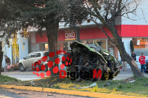 Paramédicos confirmaron que la pareja ya no contaba con signos vitales tras quedar atrapada entre los restos del automóvil.