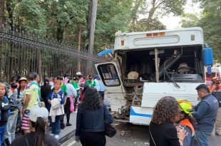 Autobús de peregrinos de Toluca quedó con severos daños en la parte frontal tras el choque