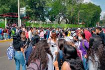 Estudiantes portaron cartulinas con leyendas como “De camino a casa quiero ser libre, no valiente”, “No seremos silenciados queremos seguridad”, entre otras.