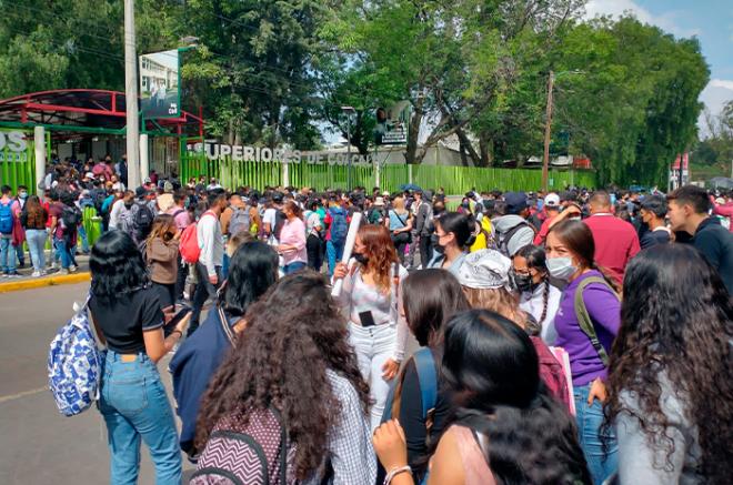 Estudiantes portaron cartulinas con leyendas como “De camino a casa quiero ser libre, no valiente”, “No seremos silenciados queremos seguridad”, entre otras.