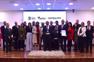 Miguel Cortés Islas, en representación de la gobernadora Delfina Gómez Álvarez, reconoce el esfuerzo de los participantes durante la entrega del Distintivo Anticorrupción 2025.