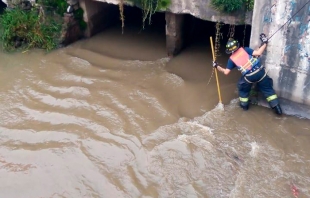 Jóvenes ebrios resbalan a canal de aguas negras en #Atizapán; rescatan a uno