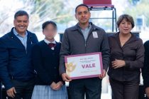 Entrega de apoyos escolares y becas en Coacalco.