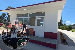 La presidenta municipal de Aculco, Valeria Cruz Olvera, destacó la importancia de mejorar la infraestructura educativa durante la entrega de una nueva aula en la Secundaria Octavio Paz.