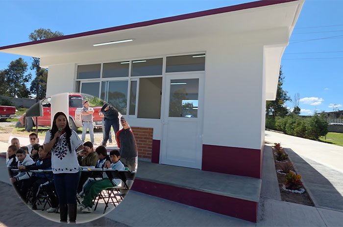 La presidenta municipal de Aculco, Valeria Cruz Olvera, destacó la importancia de mejorar la infraestructura educativa durante la entrega de una nueva aula en la Secundaria Octavio Paz.