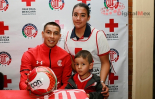 El Deportivo Toluca apoya a la Cruz Roja con firma de autógrafos