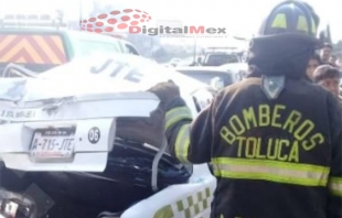Carambola en Tollocan: taxi aplastado con cinco heridos