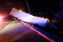 El vehículo de carga cayó a un barranco tirando un poste de luz a su paso.