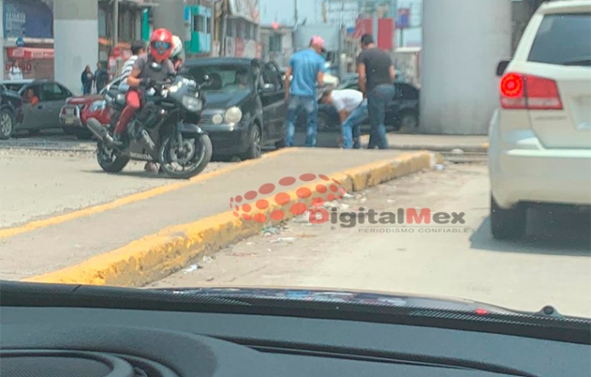 En Tollocan se atascan coches, por obras inconclusas en vías del tren