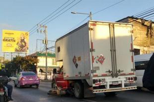 La motocicleta quedó entre las llantas de una camioneta de carga.