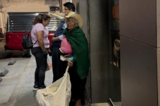 En un video que circula en redes sociales, se escucha a la mujer que graba y se observa a un hombre reclamando al encargado de la panadería, cuestionándole en qué le afectaba la situación. 