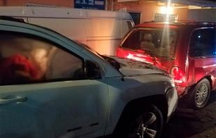 Hallan a embolsado y un baleado dentro de automóvil en el Oriente del Edomex