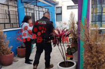 Autoridades de la Fiscalía del Estado de México realizan diligencias en el departamento donde fue hallada la joven en Toluca