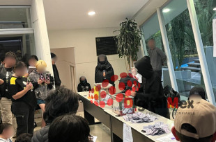 Estudiantes de la Facultad de Ciencias Políticas y Sociales durante el conteo de votos para decidir si se suman al paro estudiantil en la UAEMéx