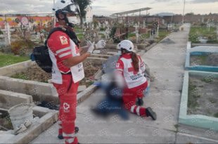 Paramédicos de la Cruz Roja acudieron al panteón de San Salvador Tizatlalli, en Metepec, donde confirmaron la muerte de un trabajador de 63 años.