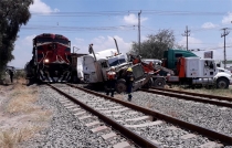 Tren arrastra a un tráiler que quiso ganarle el paso en #Nextlalpan