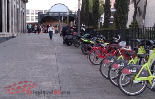 Retiran motos que usaban como estacionamiento el costado del ayuntamiento