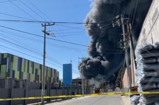El humo alcanzó más de 100 metros de altura y, hasta el momento, han ocurrido al menos cuatro explosiones.