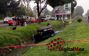 Ambulancias llegaron al lugar pero solo confirmaron el deceso del motociclista y atendieron al conductor del vehículo.