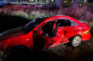 Automóvil impactado por el tren sobre Avenida Central, en Ecatepec.