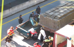 Camioneta queda prensada a camión con tabique en la Tenango-Ixtapan; conductor fallece