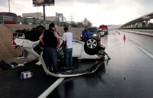 Vuelca auto en la México-Toluca y deja un lesionado