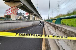 Automovilistas denunciaron que restos de un cuerpo humano se encontraban dispersos en los carriles centrales.