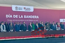 El evento contó con la participación de escoltas de 25 instituciones educativas, entre ellas la Secundaria Técnica número 140, Lázaro Cárdenas, representada en el presidium por el estudiante José Miranda Saavedra.