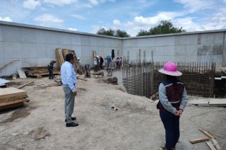 El proyecto integra la construcción de un edificio administrativo, un auditorio, una barda perimetral y áreas exteriores.