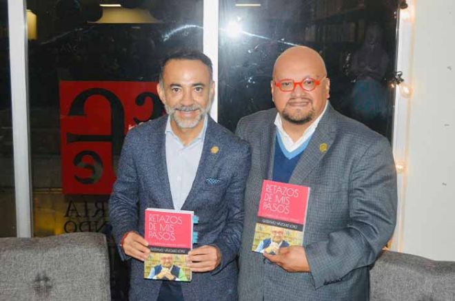 El autor presenta su primer libro, 