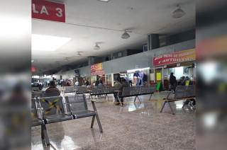 La víctima se encontraba en una de las salas de espera cuando comenzó a sentirse mal y, repentinamente, se desvaneció frente a otros pasajeros que aguardaban su salida.