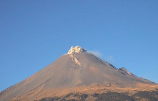 Después de la explosión, el Popo arroja fumarola con ceniza, rumbo al noreste