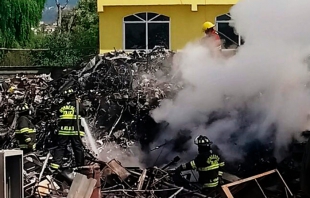 Apoyan bomberos de Toluca combate de incendio de desperdicio industrial