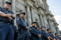 Agentes de la Policía Municipal de Toluca coordinan la seguridad y el tránsito durante la peregrinación