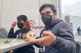 Este año ha regresado el interés por los niños y jóvenes para aprender sobre la elaboración de las figuras de alfeñique, calaveritas de azúcar y de chocolate a Toluca.