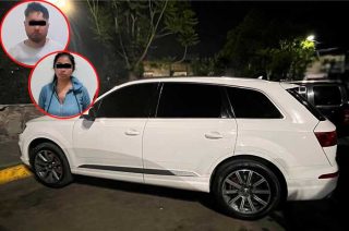 La policía estatal aseguró dos vehículos durante un operativo en Santa Cruz Acatlán.