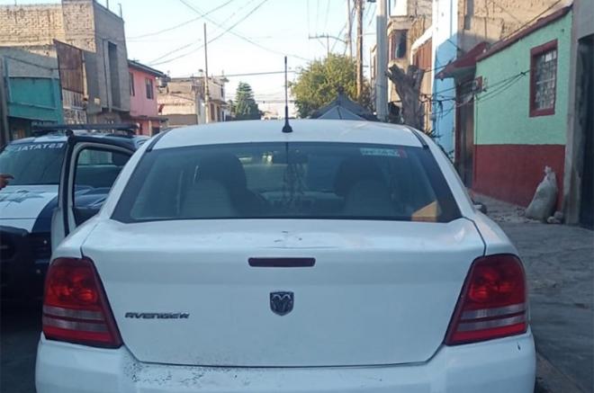 La policía estatal informó que el ataque ocurrió esta mañana cuando el agresor y la víctima viajaban a bordo de un automóvil tipo Dodge 