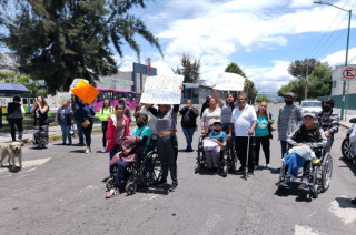 Manifestantes exigen reactivar tratamientos renales
