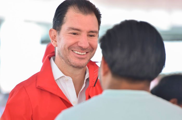 El diputado Elías Rescala durante un encuentro con habitantes de Naucalpan, donde abordó la problemática por el abasto de agua.