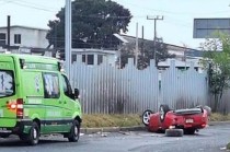 El automovilista fue trasladado al hospital con diversas heridas; autoridades investigan las causas del percance.