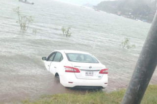 El Nissan blanco quedó parcialmente sumergido