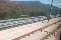 El personal de seguridad del tren llegó al lugar y logró subir al hombre a la unidad para retirarlo de las vías