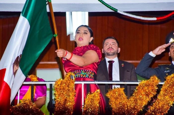 La presidenta municipal de Aculco, Valeria Cruz Olvera, encabezó la conmemoración del 216 aniversario del inicio de la Independencia de México.