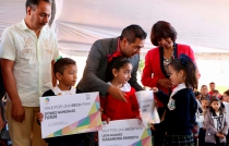 Entrega César Serrano becas de excelencia a estudiantes atenquenses